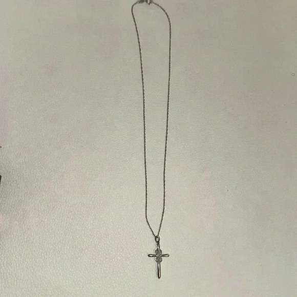 1/10 CTTW Lab Grown Diamond Pendant Women’s Necklace. Sterling Silver Cross. - Picture 4 of 5